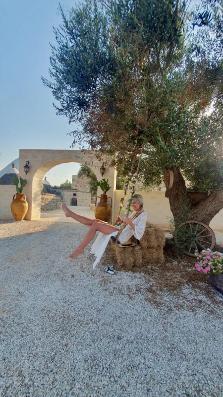 Laura, het gezicht achter tarot merk LE BOHO, in een boho setting in Puglia
