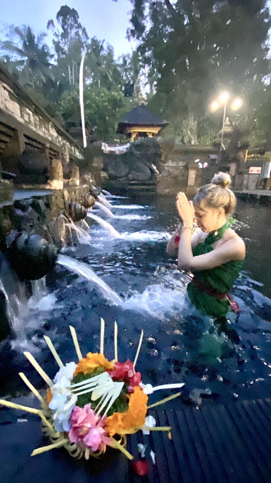 Laura van de luxe set tarotkaarten LE BOHO bezig met een waterritueel in Bali