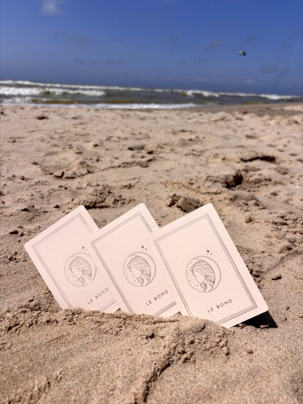 LE BOHO tarotkaarten met gouden inkt op het strand, ideaal om met tarotkaarten aan de slag te gaan