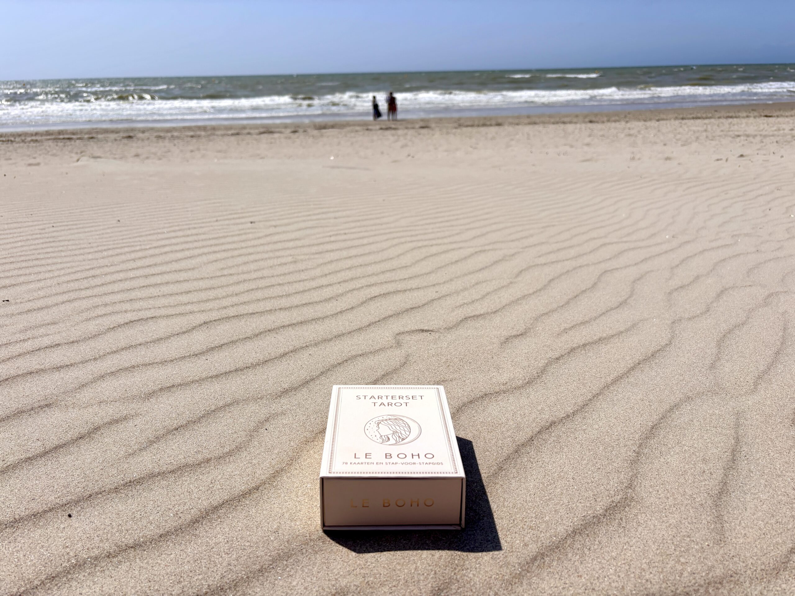 LE BOHO tarotkaarten doos met strand op de achtergrond - luxe tarotkaarten