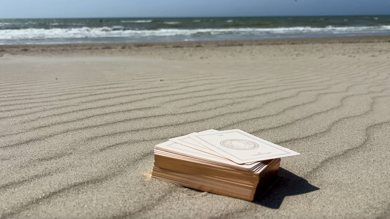 Stapel luxe tarotkaarten klaar om je te leren hoe je een kaartlegging doet