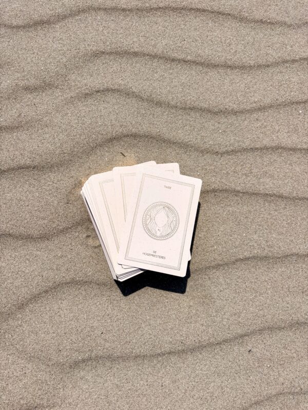 Set tarotkaarten in zand, aan het strand, van LE BOHO