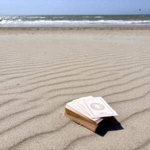 LE BOHO luxe tarotkaarten met gouden details op het strand in boho omgeving