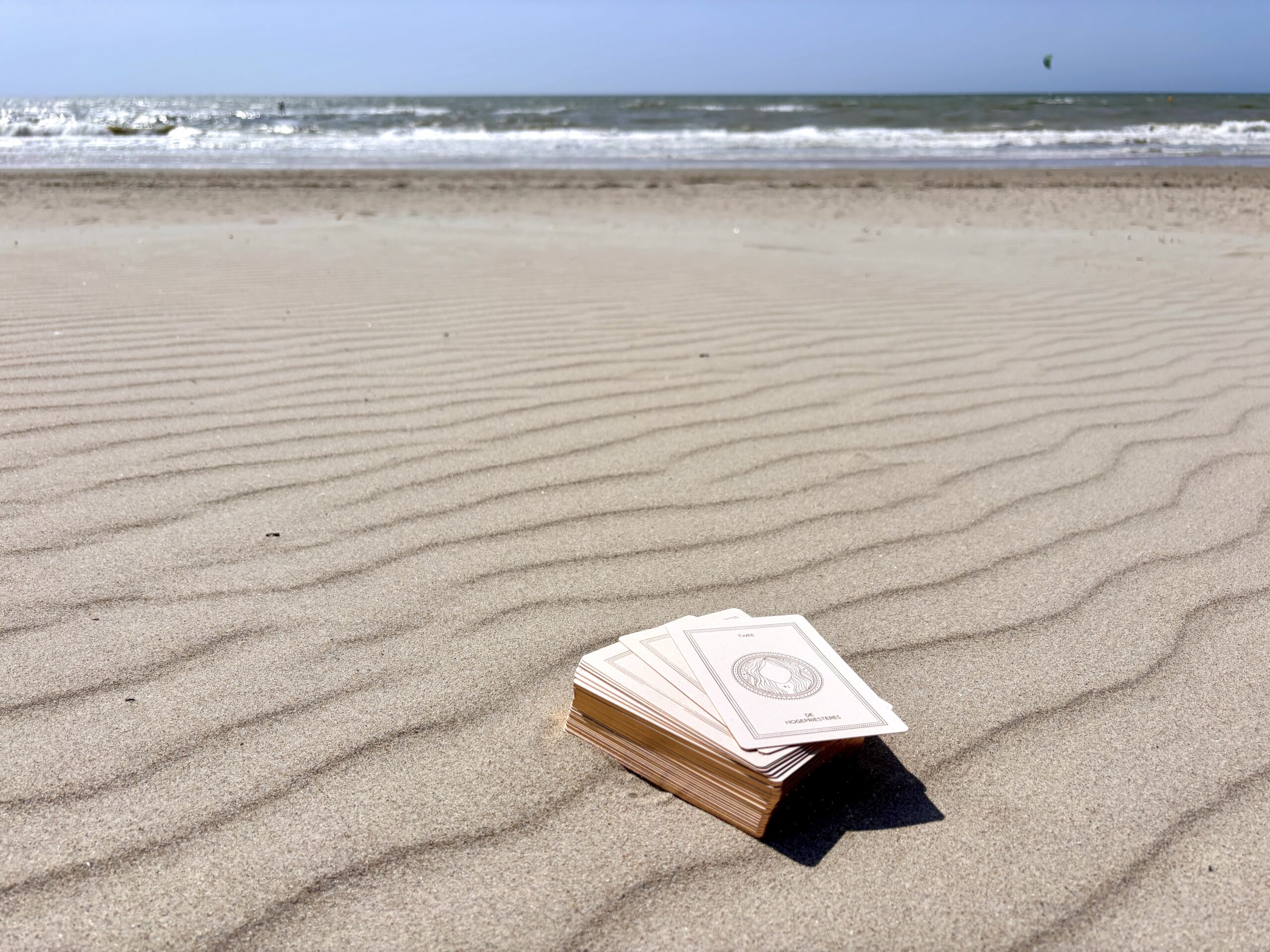 LE BOHO luxe tarotkaarten met gouden details op het strand in boho omgeving